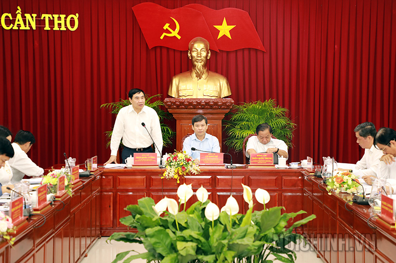 Đồng chí Trần Quốc Cường, Ủy viên Trung ương Đảng, Phó trưởng Ban Nội chính Trung ương, Phó trưởng Đoàn công tác phát biểu tại buổi làm việc