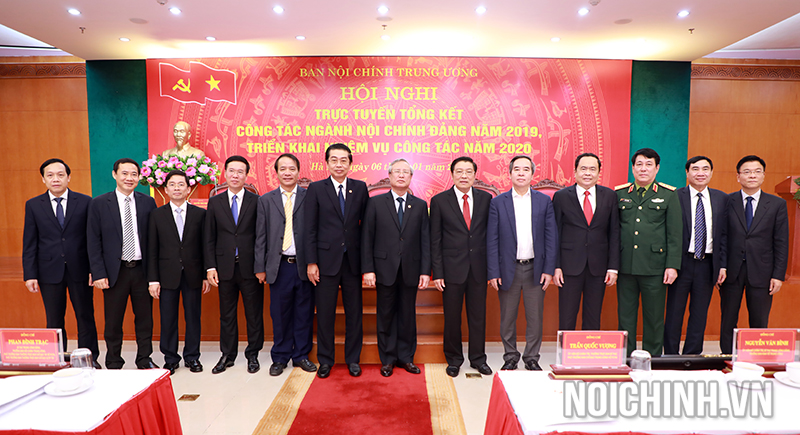 Các đồng chí lãnh đạo Đảng, Nhà nước chụp ảnh lưu niệm với lãnh đạo Ban Nội chính Trung ương
