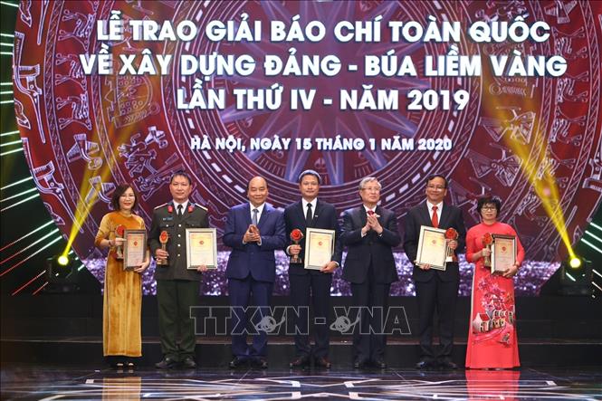Thủ tướng Nguyễn Xuân Phúc và đồng chí Trần Quốc Vượng, Ủy viên Bộ Chính trị, Thường trực Ban Bí thư trao giải A cho tác giả và nhóm tác giả đoạt giải. (Ảnh: TTXVN)