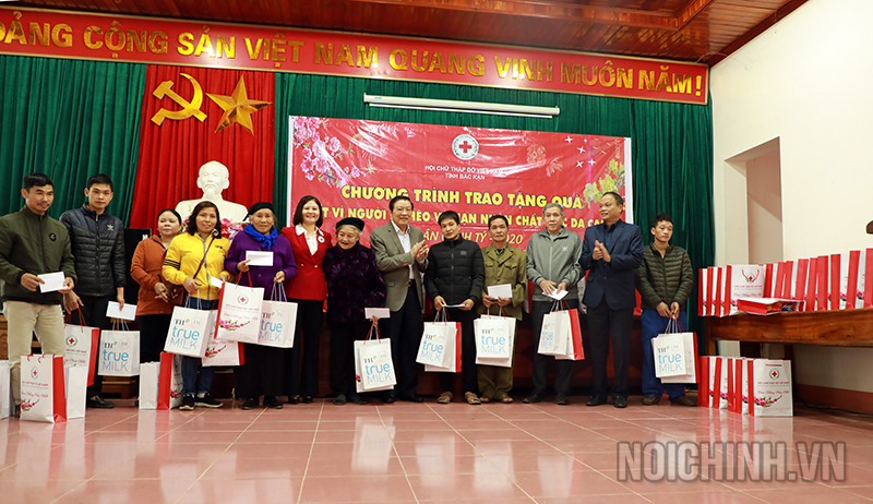 Đồng chí Trưởng Ban Nội chính Trung ương cùng với Lãnh đạo Trung ương Hội Chữ thập đỏ Việt Nam tặng quà cho các hộ nghèo, nạn nhân chất độc da cam xã Côn Minh và Quang Phong, huyện Na Rì
