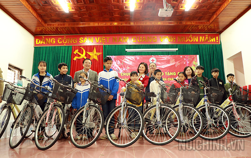 Đồng chí Trưởng Ban Nội chính Trung ương cùng với Lãnh đạo Trung ương Hội Chữ thập đỏ Việt Nam tặng 20 xe đạp cho học sinh nghèo vượt khó tại xã Côn Minh và Quang Phong, huyện Na Rì