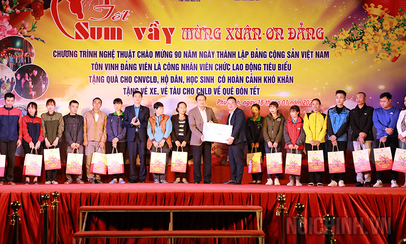 Đồng chí Phan Đình Trạc, Bí thư Trung Đảng, Trưởng Ban Nội chính Trung ương trao quà cho công nhân viên chức lao động tỉnh Thái Nguyên