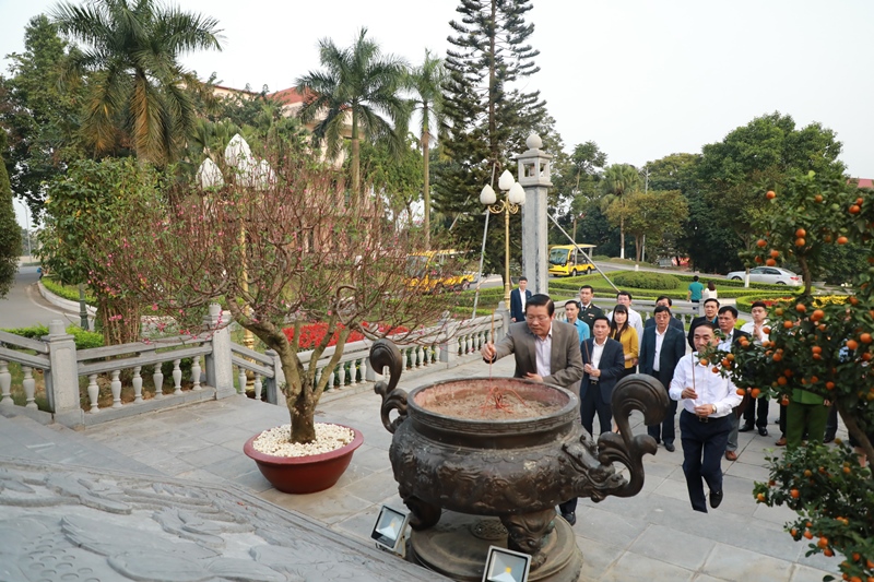 Đồng chí Trưởng Ban Nội chính Trung ương dâng hương tưởng nhớ Chủ tịch Hồ Chí Minh tại Nhà truyền thống Tỉnh ủy Thái Nguyên
