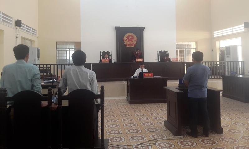 Phiên tòa xét xử phúc thẩm vụ án “Lạm dụng chức vụ, quyền hạn chiếm đoạt tài sản” xảy ra tại UBND xã Ngọc Chánh, huyện Đầm Dơi, ngày 06/11/2018