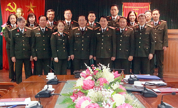 Thứ trưởng Nguyễn Văn Thành cùng các đại biểu tại buổi làm việc