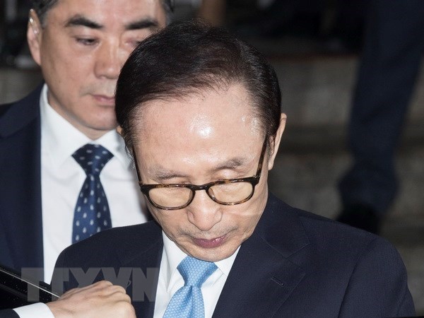 Cựu Tổng thống Hàn Quốc Lee Myung-bak (phía trước) rời Tòa án Quận trung tâm Seoul, ngày 15/3
