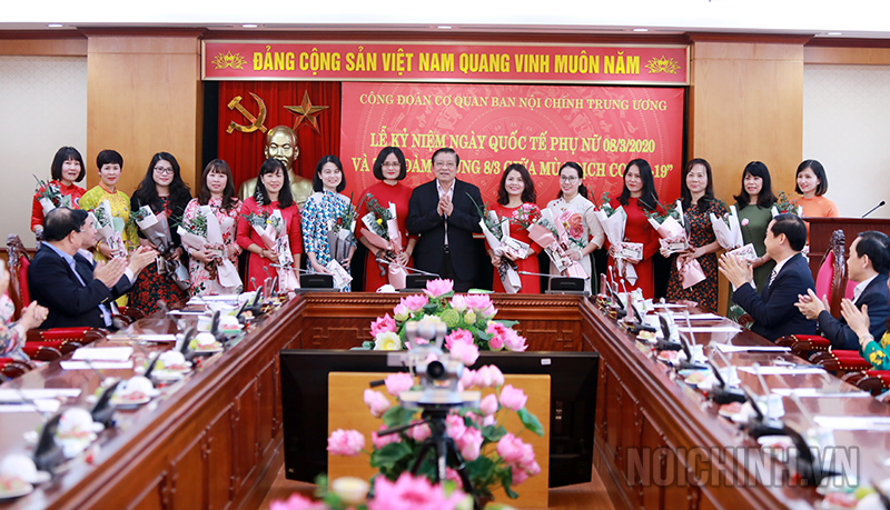 Đồng chí Phan Đình Trạc, Bí thư Trung ương Đảng, Trưởng Ban Nội chính Trung ương tặng hoa chúc mừng nữ cán bộ, công chức, người lao động Ban Nội chính Trung ương