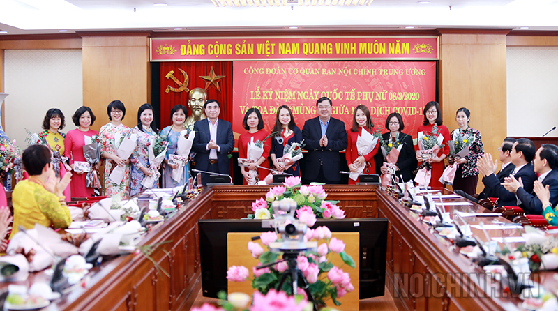 Các đồng chí: Trần Quốc Cường, Ủy viên Trung ương Đảng, Phó trưởng Ban; Phạm Gia Túc, Phó trưởng Ban tặng hoa chúc mừng nữ cán bộ, công chức, người lao động Ban Nội chính Trung ương