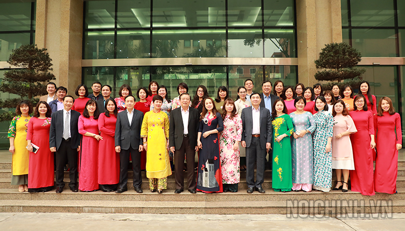 Lãnh đạo Ban Nội chính Trung ương và đại diện các Vụ, đơn vị chụp ảnh lưu niệm với nữ cán bộ, công chức, người lao động Ban Nội chính Trung ương