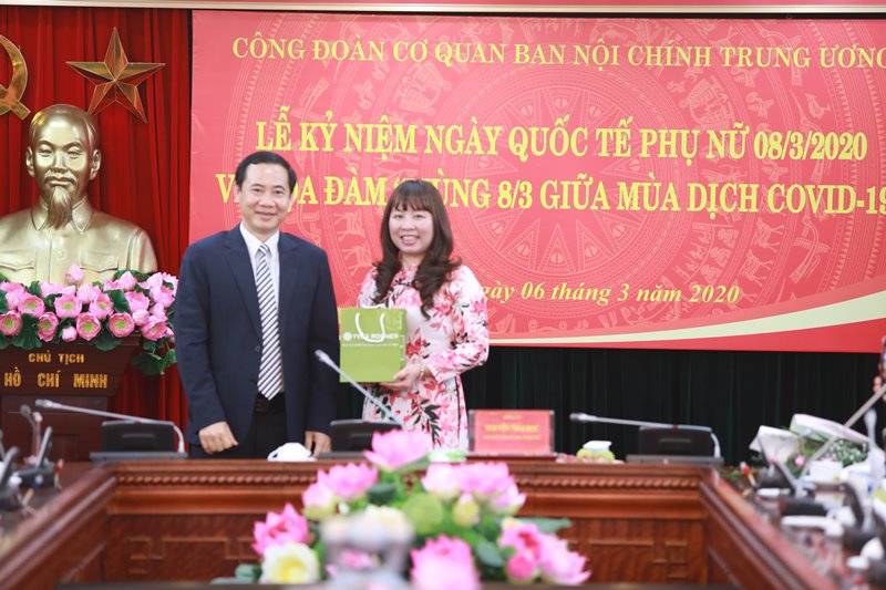 Đồng chí Nguyễn Thái Học, hó trưởng Ban, Chủ tịch Công đoàn Cơ quan chúc mừng nữ cán bộ có bài tham luận hay nhất