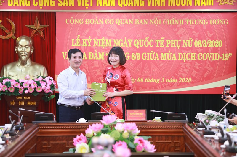 Đồng chí Nguyễn Đại Nghĩa, Vụ trưởng Vụ Tổ chức cán bộ chúc mừng nữ cán bộ mặc áo dài đẹ nhất