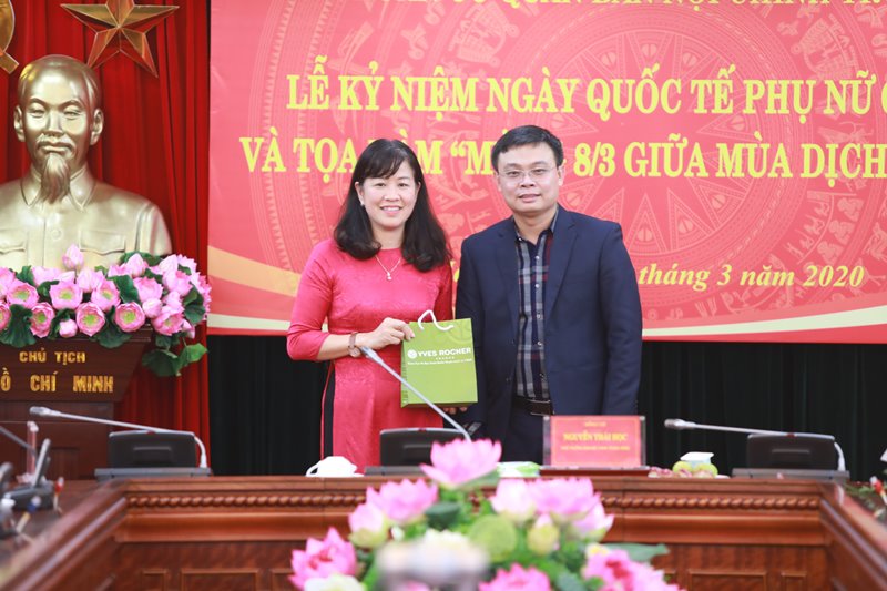 Đồng chí Nguyễn Văn Trường, hó Vụ trưởng Vụ Nghiên cứu tổng hợp, Ủy viên Ban thường vụ Công đoàn cơ quan  cô