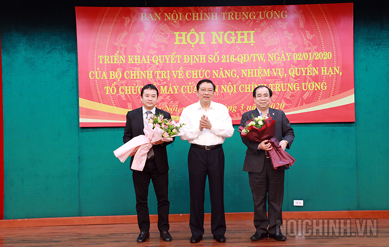 Đồng chí Phan Đình Trạc, Bí thư Trung ương Đảng, Trưởng Ban Nội chính Trung ương tặng hoa chúc mừng cho đại diện lãnh đạo 2 đơn vị mới thành lập