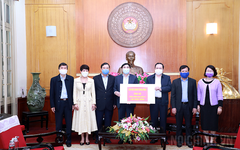 Đồng chí Trần Quốc Cường, Phó Trưởng Ban Nội chính Trung ương và đoàn công tác trao tiền ủng hộ cho Ủy ban Trung ương Mặt trận Tổ quốc Việt Nam