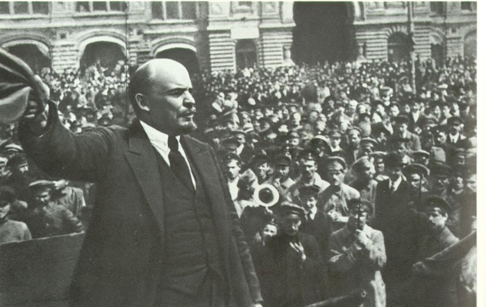 V.I. Lênin đọc diễn văn tại Quảng trường Đỏ ở Mát-xcơ-va trước các đơn vị của khóa huấn luyện quân sự toàn dân, ngày 25-5-1919