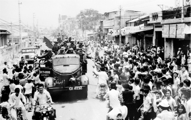 Người dân Sài Gòn vui mừng chào đón Quân giải phóng