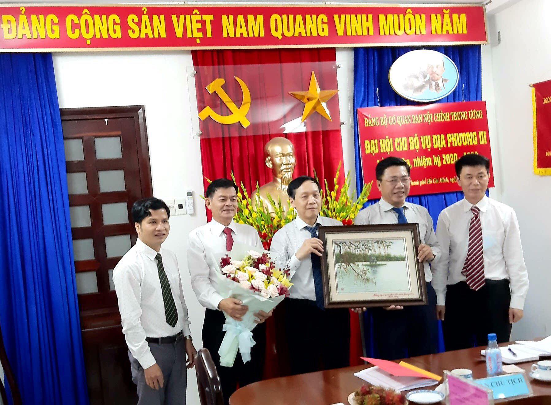 Đồng chí Nguyễn Thanh Hải, Phó Bí thư Thường trực Đảng bộ cơ quan, Phó Trưởng Ban Nội chính Trung ương chúc mừng các đồng chí được bầu vào cấp ủy Chi bộ Vụ địa phương III, nhiệm kỳ 2020-2022.