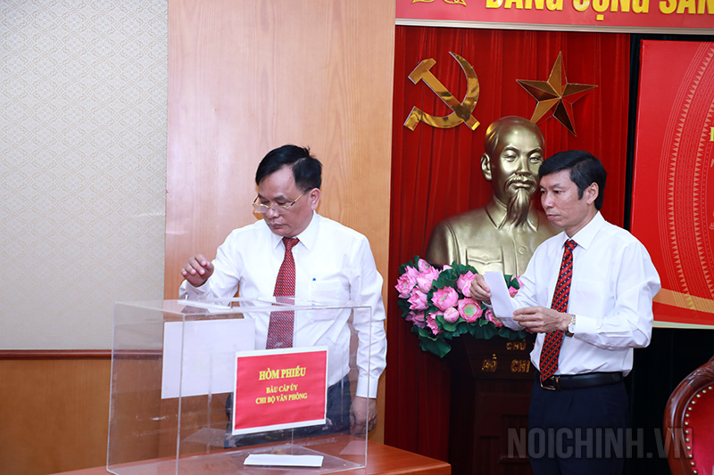Đảng viên Chi bộ Văn phòng Ban bỏ phiếu bầu Ban Chi ủy nhiệm kỳ 2020-2022
