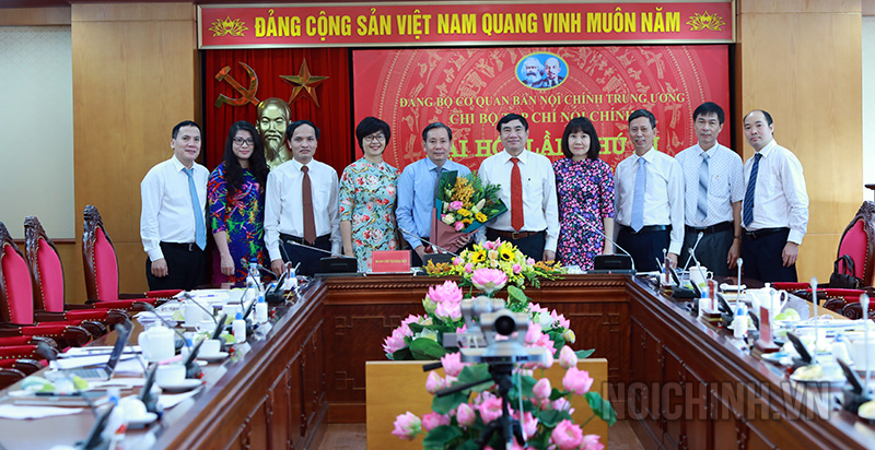 Lãnh đạo Ban, Đảng ủy chụp ảnh lưu niệm với các đảng viên Chi bộ Tạp chí Nội chính