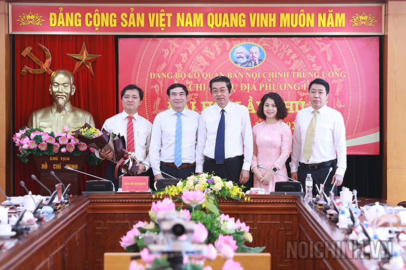  Lãnh đạo Ban tặng hoa chúc mừng Ban Chi ủy Chi bộ Vụ Địa phương I