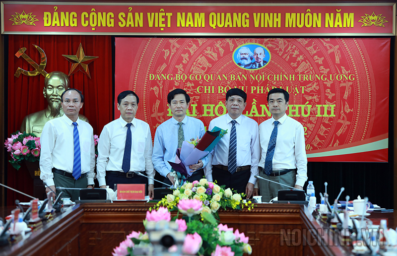 Đồng chí Nguyễn Thanh Hải, Phó trưởng Ban, Phó Bí thư Đảng ủy Cơ quan Ban Nội chính Trung ương tặng hoa chúc mừng Ban Chi ủy Vụ cơ quan nội chính nhiệm kỳ 2020-2022