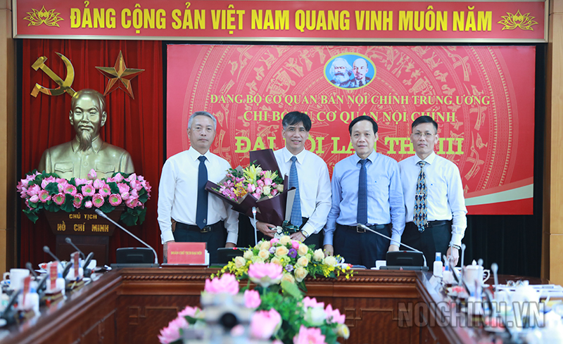 Đồng chí Nguyễn Thanh Hải, Phó trưởng Ban, Phó Bí thư Đảng ủy Cơ quan Ban Nội chính Trung ương tặng hoa chúc mừng Ban Chi ủy Vụ Cơ quan nội chính nhiệm kỳ 2020-2022