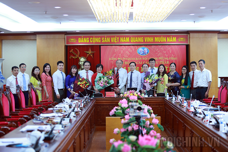 Lãnh đạo Ban, Đảng ủy, Đoàn thanh niên cơ quan chụp ảnh lưu niệm với đảng viên Chi bộ Vụ Cải cách tư pháp