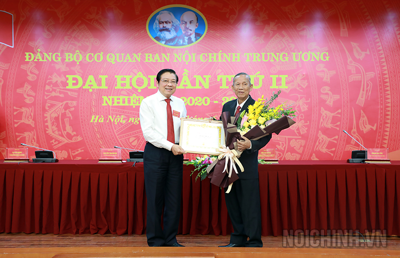 Đồng chí Phan Đình Trạc, Bí thư trung ương Đảng, Trưởng Ban Nội chính Trung ương trao Huy hiệu 55 năm tuổi Đảng cho đồng chí Trương Vĩnh Trọng