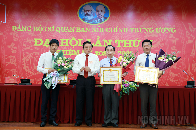 Đồng chí Phan Đình Trạc, Bí thư trung ương Đảng, Trưởng Ban Nội chính Trung ương trao Huy hiệu 30 năm tuổi Đảng cho các đồng chí đảng viên thuộc Đảng bộ Cơ quan Ban Nội chính Trung ương