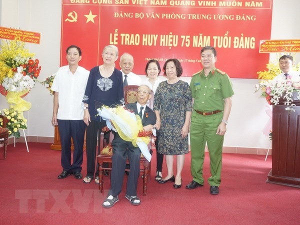 Đồng chí Trần Quốc Hương tại Lễ trao tặng Huy hiệu 75 tuổi Đảng
