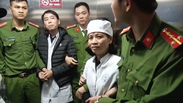 Cơ quan điều tra bắt tạm giam Trần Thế Tiến và Đặng Thị Liên, đều là Điều dưỡng Khoa hô hấp - Bệnh viện Nhi tỉnh Nam Định để điều tra về hành vi “Lợi dụng chức vụ quyền hạn trong khi thi hành công vụ”