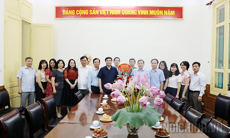 Đồng chí Trần Quốc Cường, Ủy viên Trung ương Đảng, Phó trưởng Ban Nội chính Trung ương cùng một số Vụ, đơn vị chúc mừng Tạp chí Nội chính nhân kỷ niệm 95 năm Ngày Báo chí cách mạng Việt Nam