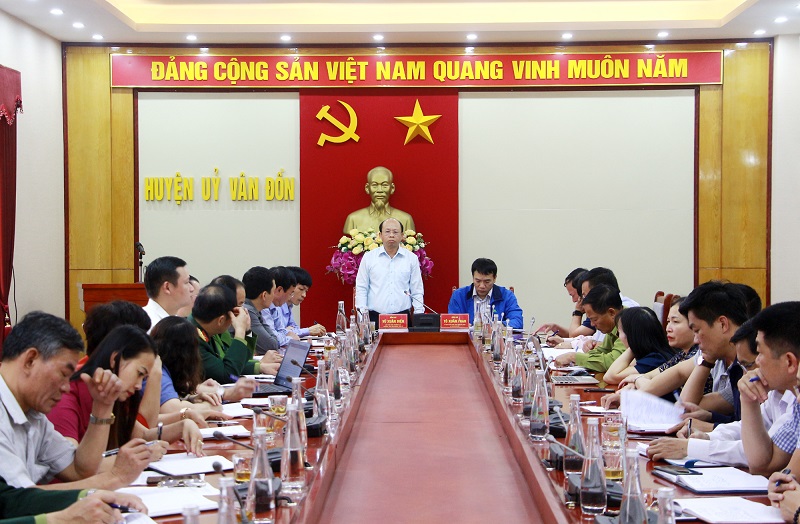Đồng chí Vũ Xuân Diện, Ủy viên Ban Thường vụ, Trưởng Ban Nội chính Tỉnh ủy Quảng Ninh phát biểu tại buổi làm việc với huyện Vân Đồn (tháng 3/2020)