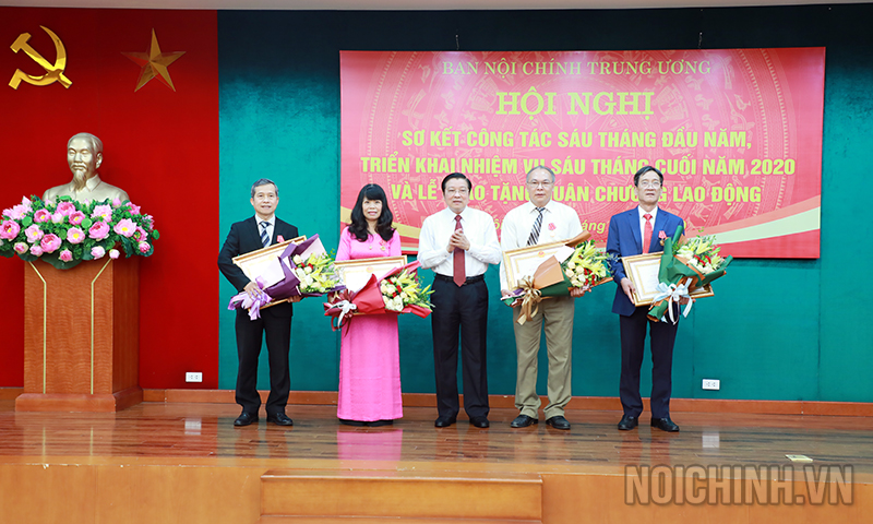Đồng chí Phan Đình Trạc, Bí thư Trung ương Đảng, Trưởng Ban Nội chính Trung ương trao Huân chương Lao động cho các đồng chí cán bộ thuộc Ban Nội chính Trung ương