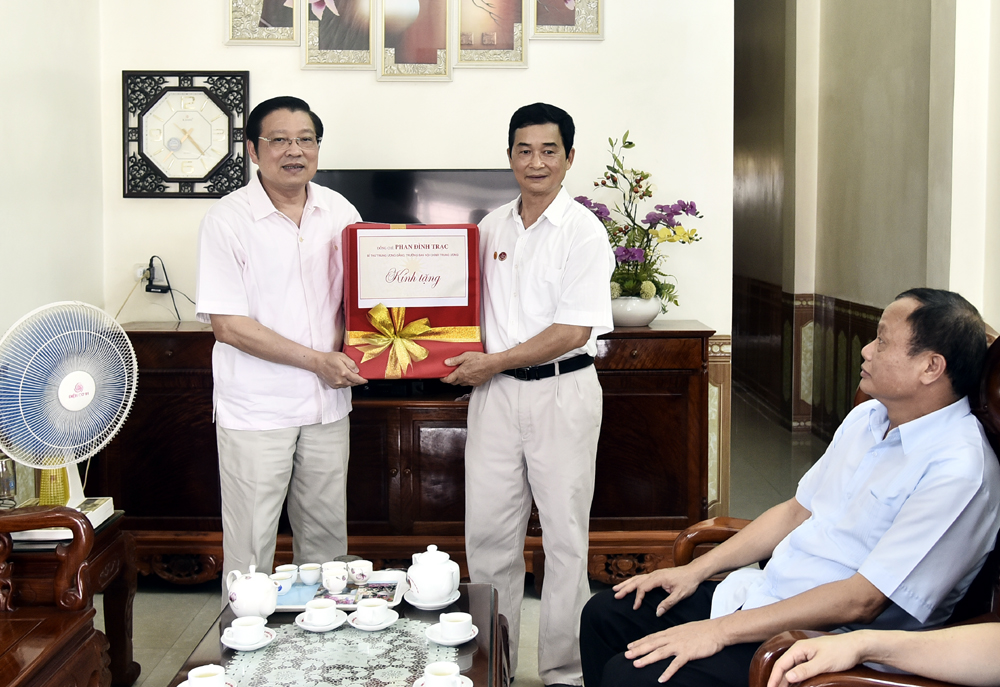 Đồng chí Phan Đình Trạc, Bí thư Trung ương Đảng, Trưởng Ban Nội chính Trung ương thăm và tặng quà cho thương binh Hà Văn Cừ