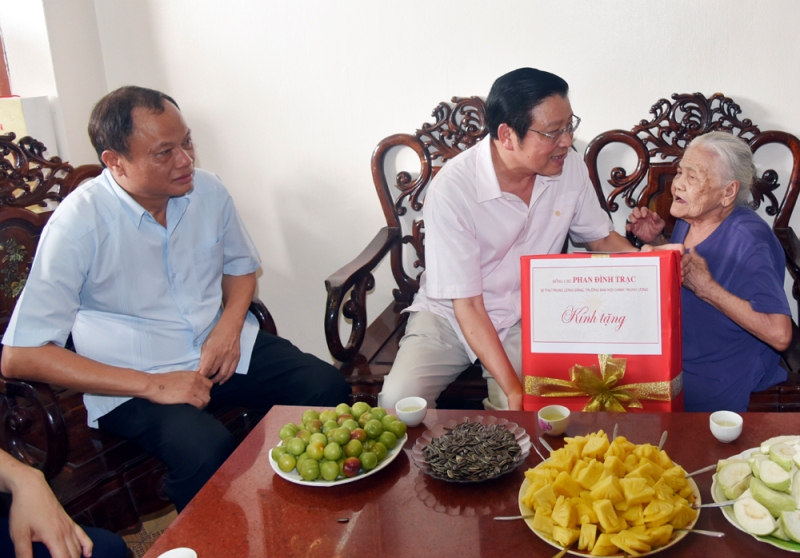 Đồng chí Phan Đình Trạc, Bí thư Trung ương Đảng, Trưởng Ban Nội chính Trung ương thăm và tặng quà mẹ liệt sĩ Nguyễn Thị Loan