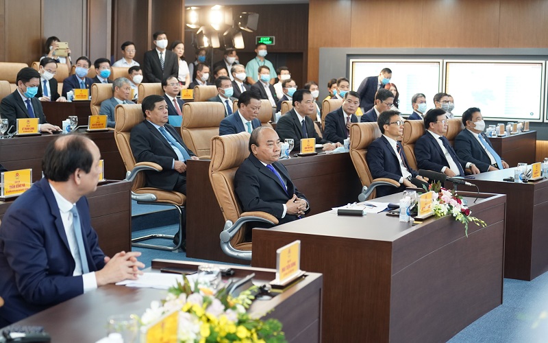 Thủ tướng Nguyễn Xuân Phúc và các đại biểu tại lễ khai trương Hệ thống thông tin báo cáo quốc gia và Trung tâm chỉ đạo, điều hành của Chính phủ, Thủ tướng Chính phủ