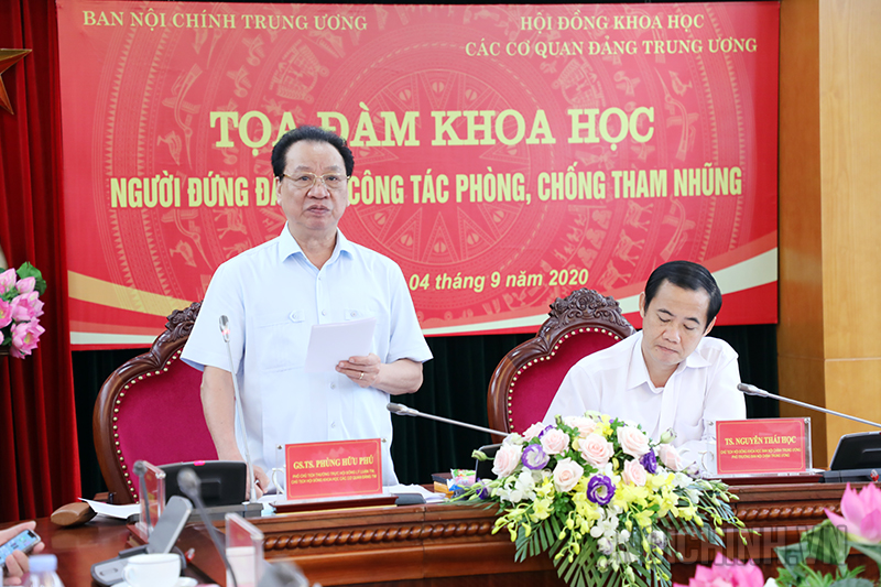 Đồng chí Phùng Hữu Phú, Phó Chủ tịch Thường trực Hội đồng lý luận Trung ương, Chủ tịch Hội đồng khoa học các cơ quan Đảng Trung ương phát biểu tại Tọa đàm