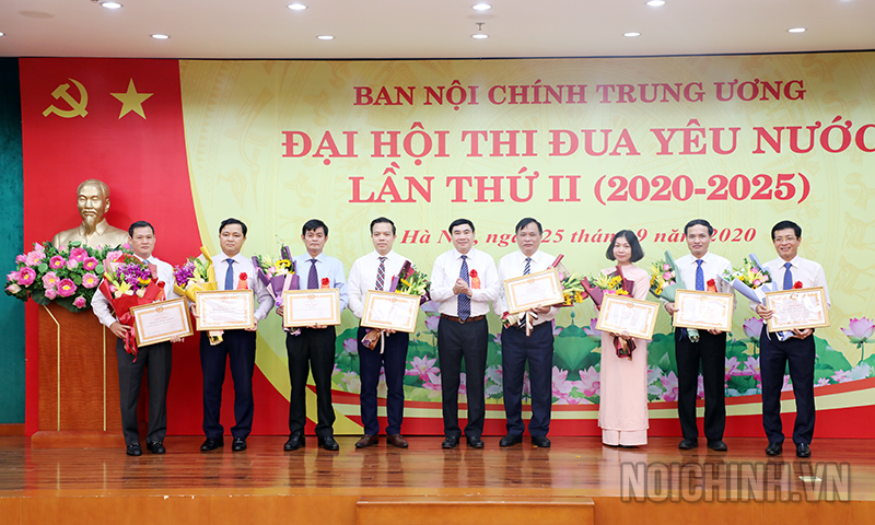 Đồng chí Trần Quốc Cường, Ủy viên Trung ương Đảng, Phó trưởng Ban Nội chính Trung ương trao Bằng khen cho tập thể có thành tích xuất sắc trong phong trào thi đua yêu nước giai đoạn 2015-2020