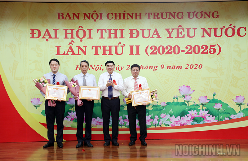 Đồng chí Trần Quốc Cường, Ủy viên Trung ương Đảng, Phó trưởng Ban Nội chính Trung ương trao Bằng khen cho tập thể, cá nhân có thành tích xuất sắc trong phong trào thi đua yêu nước giai đoạn 2015-2020
