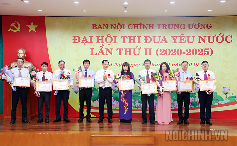 Đồng chí Nguyễn Thái Học, Phó trưởng Ban Nội chính Trung ương trao Bằng khen của Ban Nội chính Trung ương cho cá nhân có thành tích xuất sắc trong phong trào thi đua yêu nước giai đoạn 2015-2020
