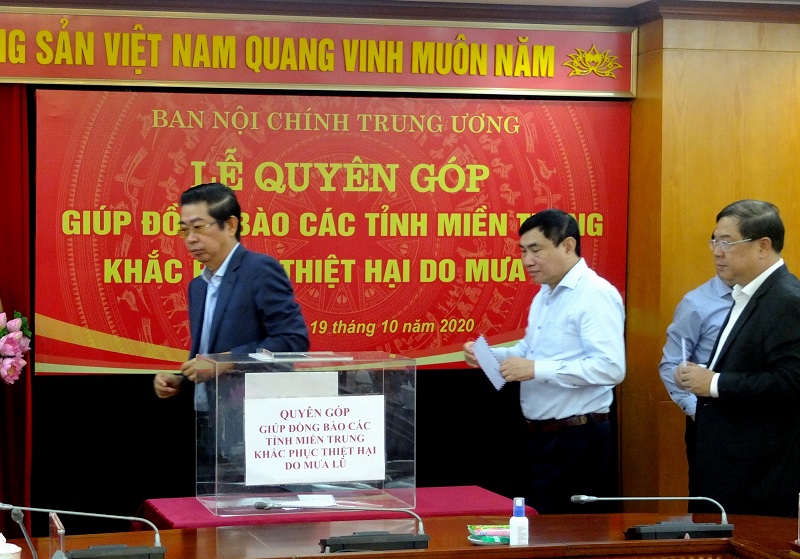 Các đồng chí Phó trưởng Ban Nội chính Trung ương quyên góp ủng hộ đồng bào các tỉnh miền Trung