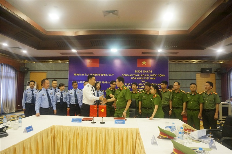 Công an tỉnh Lào Cai hội đàm với Cục Công an châu Hồng Hà, tỉnh Vân Nam, Trung Quốc