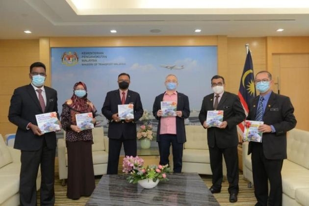 Bộ trưởng Giao thông Vận tải Malaysia Datuk Seri Dr Wee Ka Siong (thứ ba từ phải sang) trong buổi ra mắt Kế hoạch Chống tham nhũng có tổ chức (OACP) 2020 - 2025