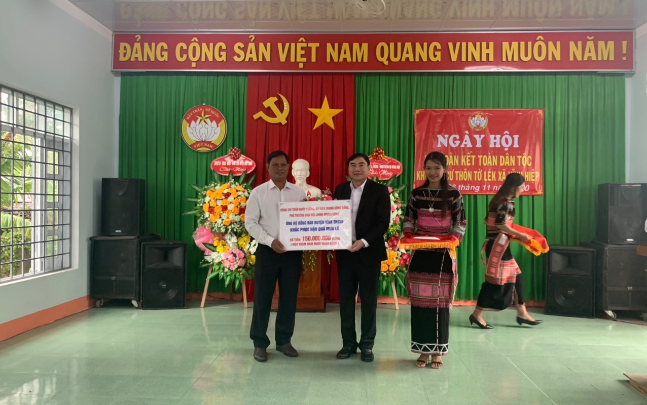 Đồng chí Trần Quốc Cường, Ủy viên Trung ương Đảng, Phó trưởng Ban Nội chính Trung ương ủng hộ đồng bào huyện Vĩnh Thạnh, tỉnh Bình Định khắc phục hậu quả mưa lũ 