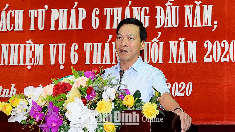 Đồng chí Trần Văn Chung, Phó Bí thư Thường trực Tỉnh ủy Nam Định phát biểu tại Hội nghị sơ kết công tác nội chính, cải cách tư pháp và phòng, chống tham nhũng 6 tháng đầu năm, triển khai nhiệm vụ trọng tâm 6 tháng cuối năm 2020