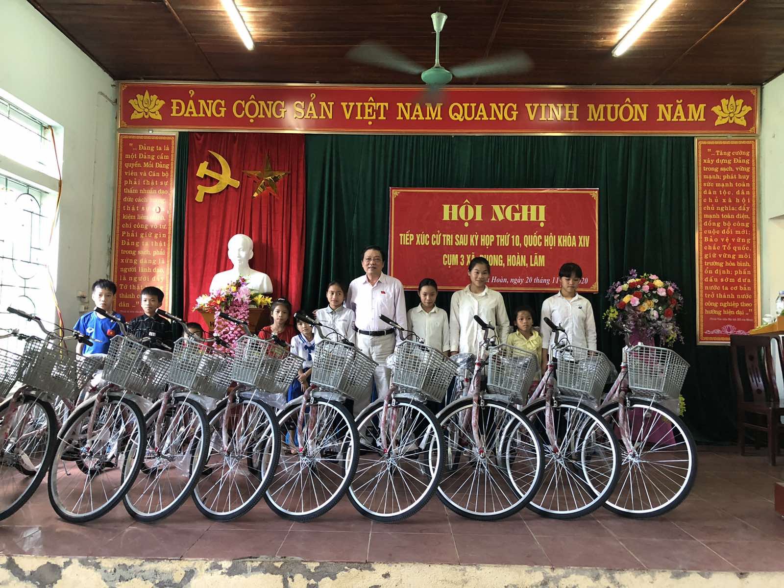 Đồng chí Phan Đình Trạc, Bí thư Trung ương Đảng, Trưởng Ban Nội chính Trung ương trao tặng xe đạp cho học sinh nghèo hiếu học huyện Quỳ Châu