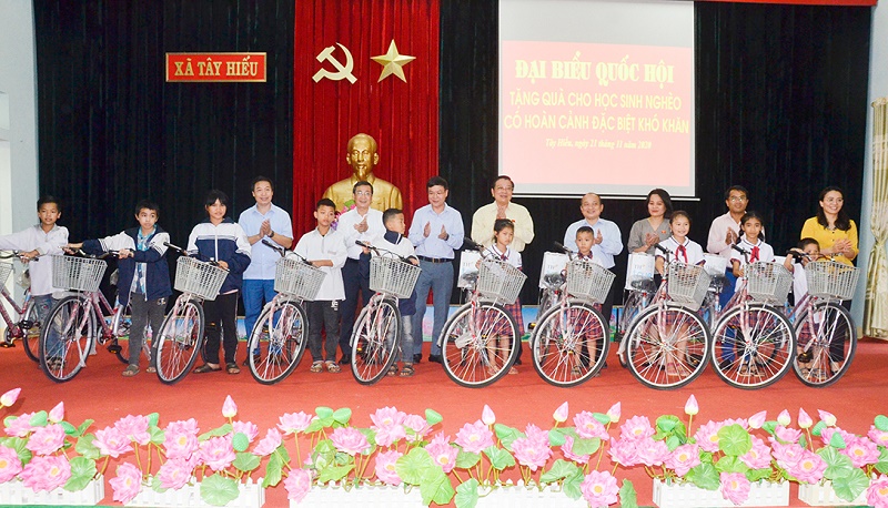 Đồng chí Phan Đình Trạc, Bí thư Trung ương Đảng, Trưởng Ban Nội chính Trung ương cùng các đại biểu Quốc hội tỉnh Nghệ An trao tặng 100 chiếc xe đạp và 100 suất quà cho học sinh khó khăn, hiếu học trên địa bàn thị xã Thái Hòa