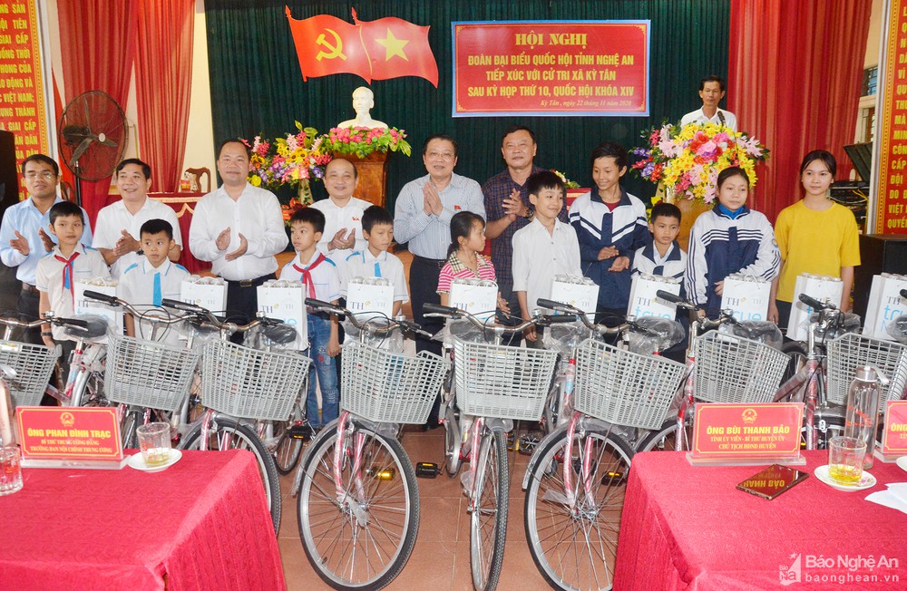 Đồng chí Phan Đình Trạc, Bí thư Trung ương Đảng, Trưởng Ban Nội chính Trung ương cùng các đại biểu Quốc hội tỉnh Nghệ An trao tặng xe đạp cho học sinh khó khăn, hiếu học trên địa bàn huyện Tân Kỳ