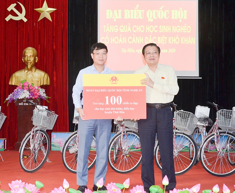 Đồng chí Phan Đình Trạc, Bí thư Trung ương Đảng, Trưởng Ban Nội chính Trung ương cùng các đại biểu Quốc hội tỉnh Nghệ An trao tặng 100 chiếc xe đạp và 100 suất quà cho học sinh khó khăn, hiếu học trên địa bàn thị xã Thái Hòa